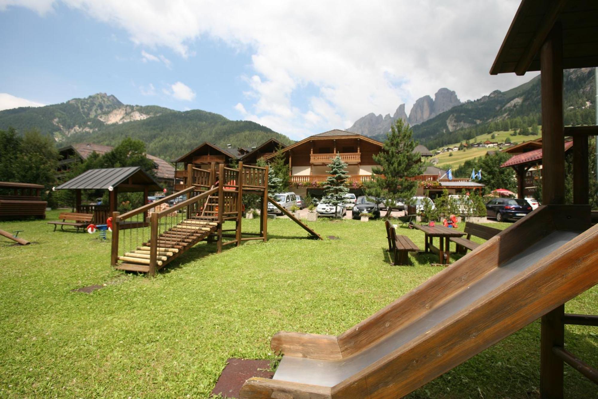 Hotel Sella Ronda Serenella Campitello di Fassa Esterno foto