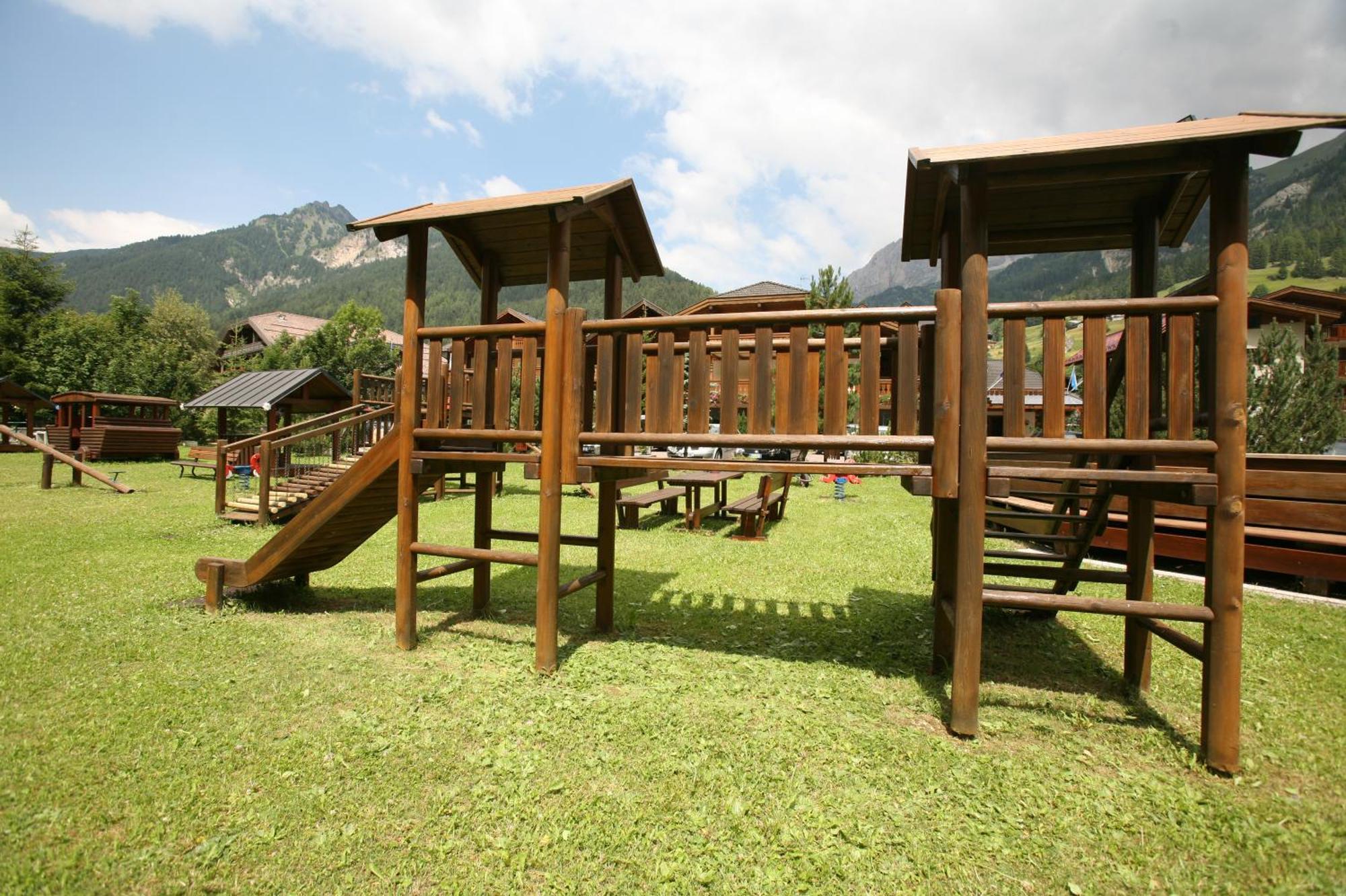 Hotel Sella Ronda Serenella Campitello di Fassa Esterno foto